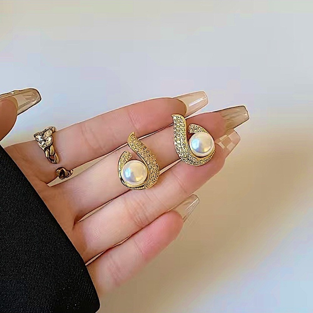 Women’s Formal Occasion Bridal Pearl Scalloped Style Gold & White Earrings. - Picture 2 of 3